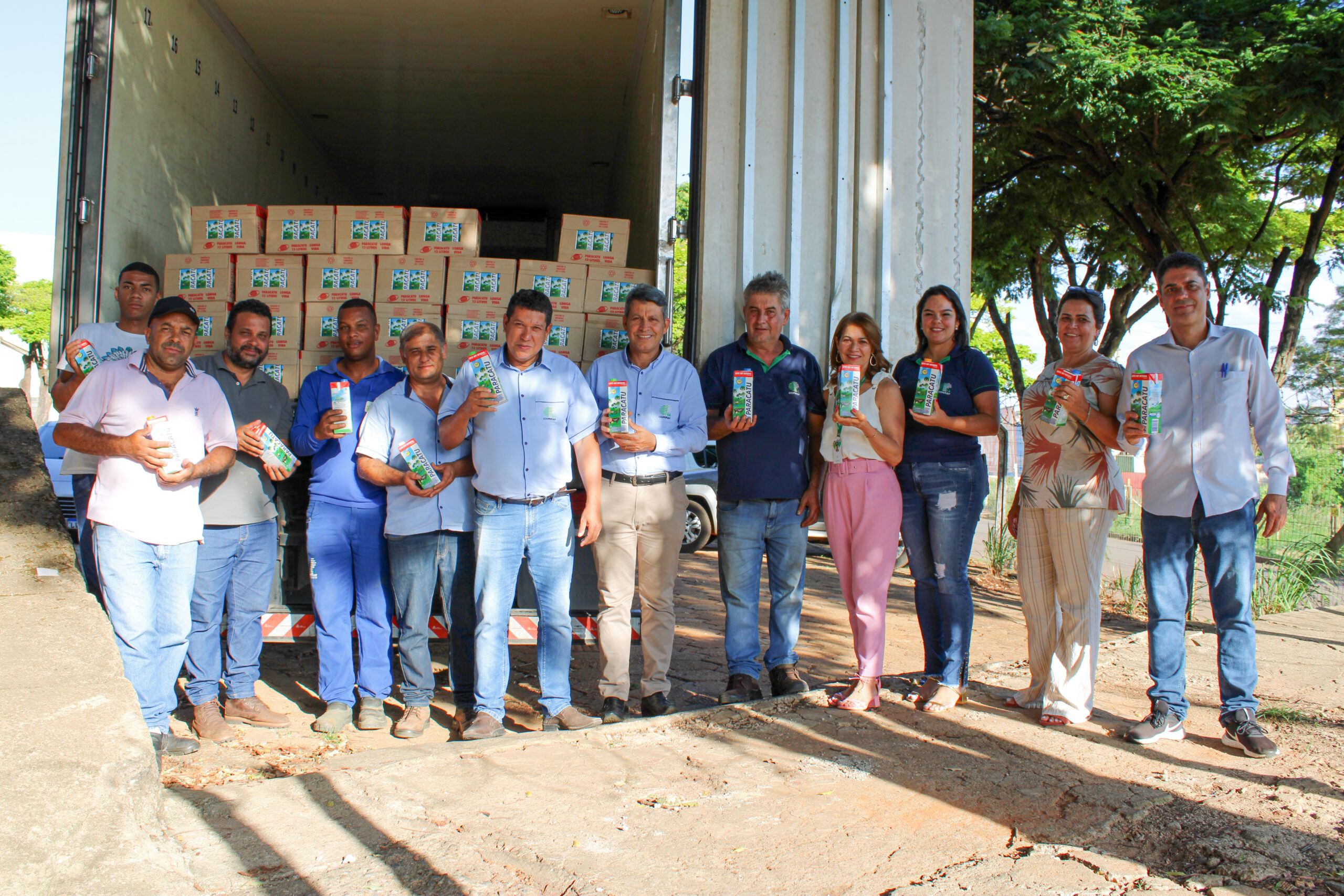 Natal Solidário: Coopervap entrega 500 litros de Leite Paracatu ao Banco de Alimentos