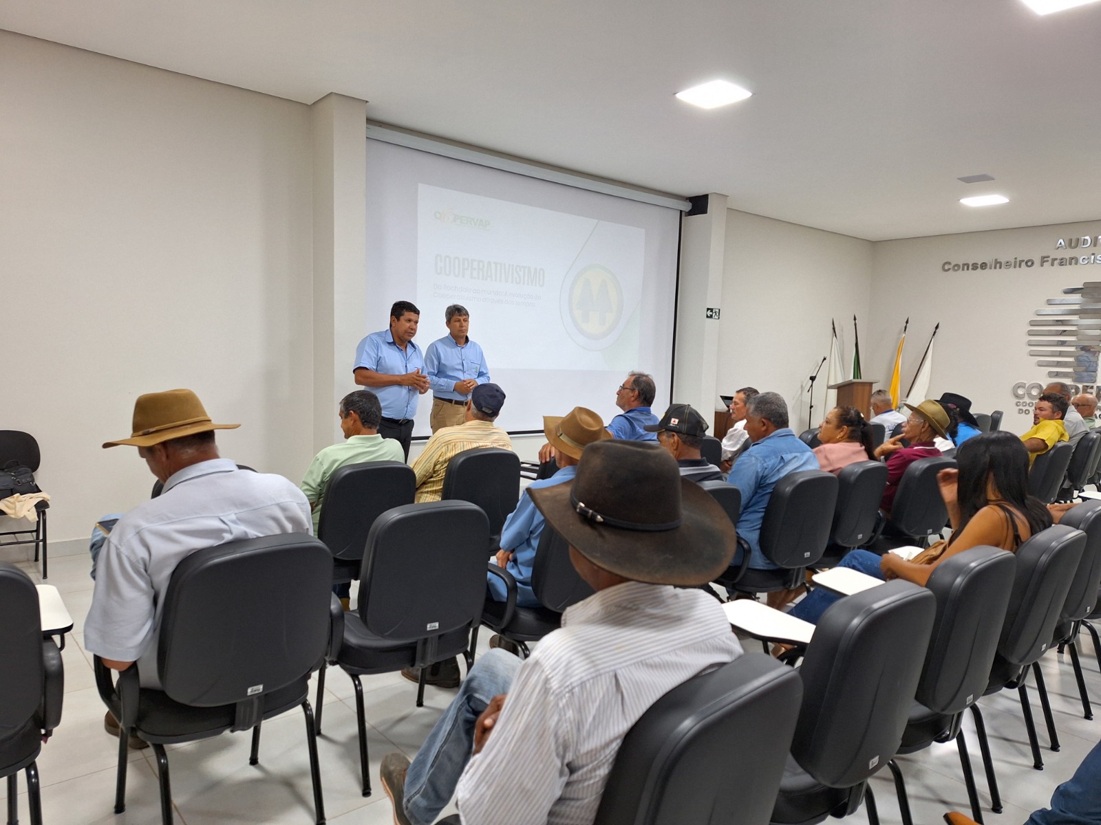 Comitê Educativo: diretoria e cooperados discutem sobre o mercado do leite e importância do cooperativismo no ciclo produtivo da Coopervap