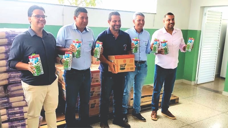 Coopervap doa centenas de litros de leite para o Banco de Alimentos de Paracatu, na Campanha Natal Solidário