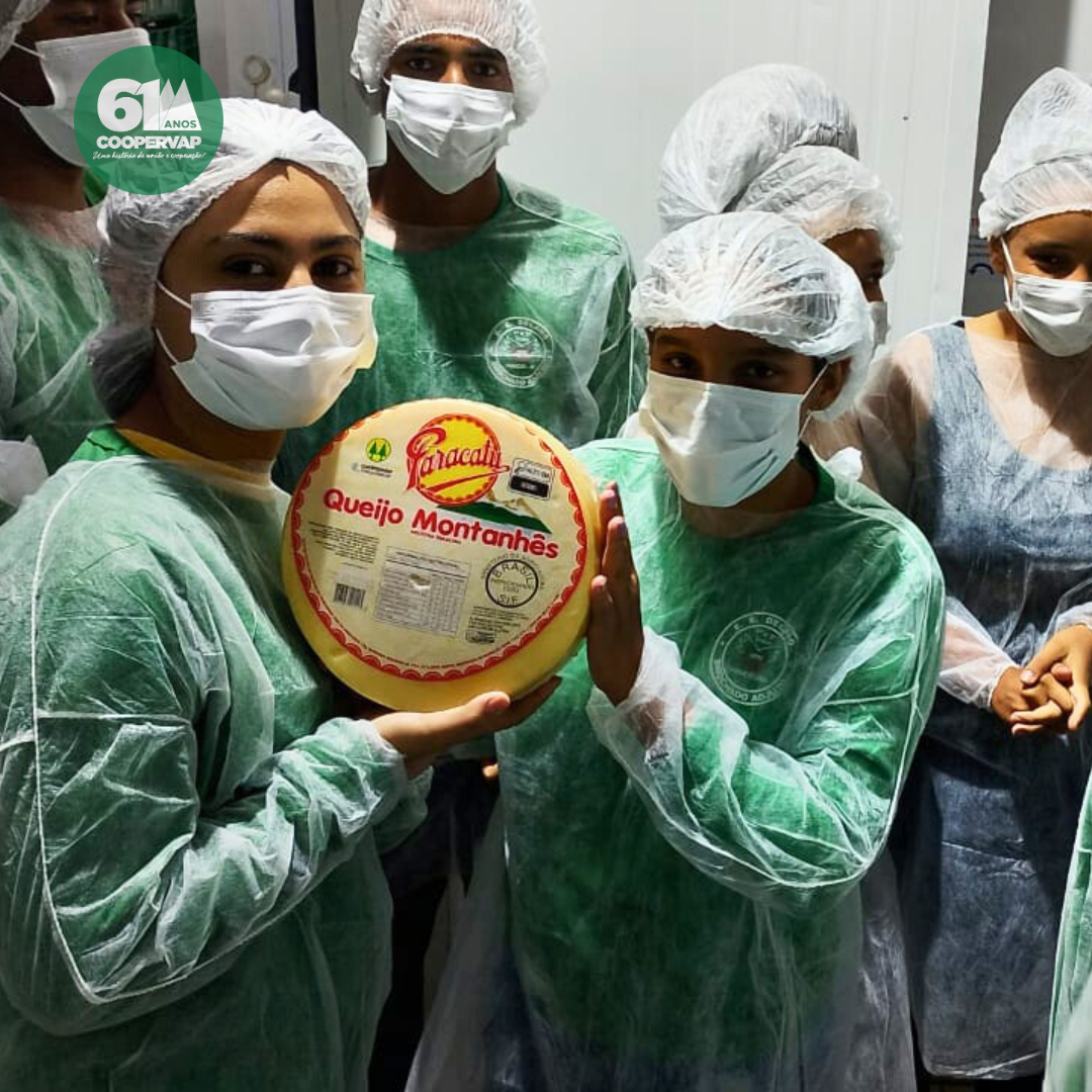 Alunos da Escola Estadual Delano Brochado visitam a fábrica de produtos lácteos da Coopervap e enriquecem o aprendizado técnico agrícola